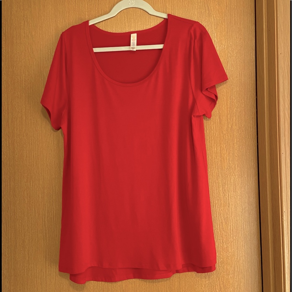 NWOT Lularoe Classic Tee